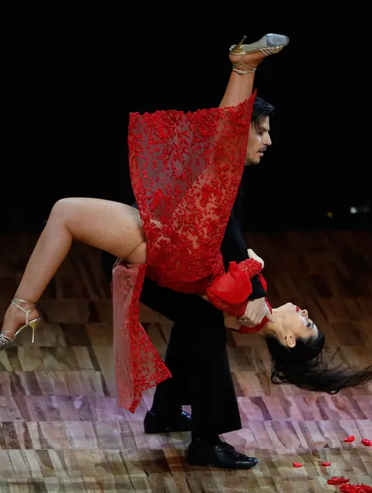 Juan Bulich dan Rocio Liendo tampil dalam putaran final kategori Stage di Tango Dance World Championship 2019 di Buenos Aires, Argentina, Rabu (21/8/2019). Tango merupakan tarian yang ditampilkan oleh sepasang penari dengan musik yang romantis. (AP Photo/Natacha Pisarenko)