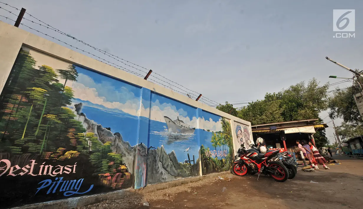 Anak-anak bermain di sekitar mural Betawi di Kampung Pitung, Marunda, Jakarta, Senin (2/7). Mural yang dibuat sejak sebulan lalu ini merupakan goresan tangan warga lokal. (Merdeka.com/Iqbal S. Nugroho)