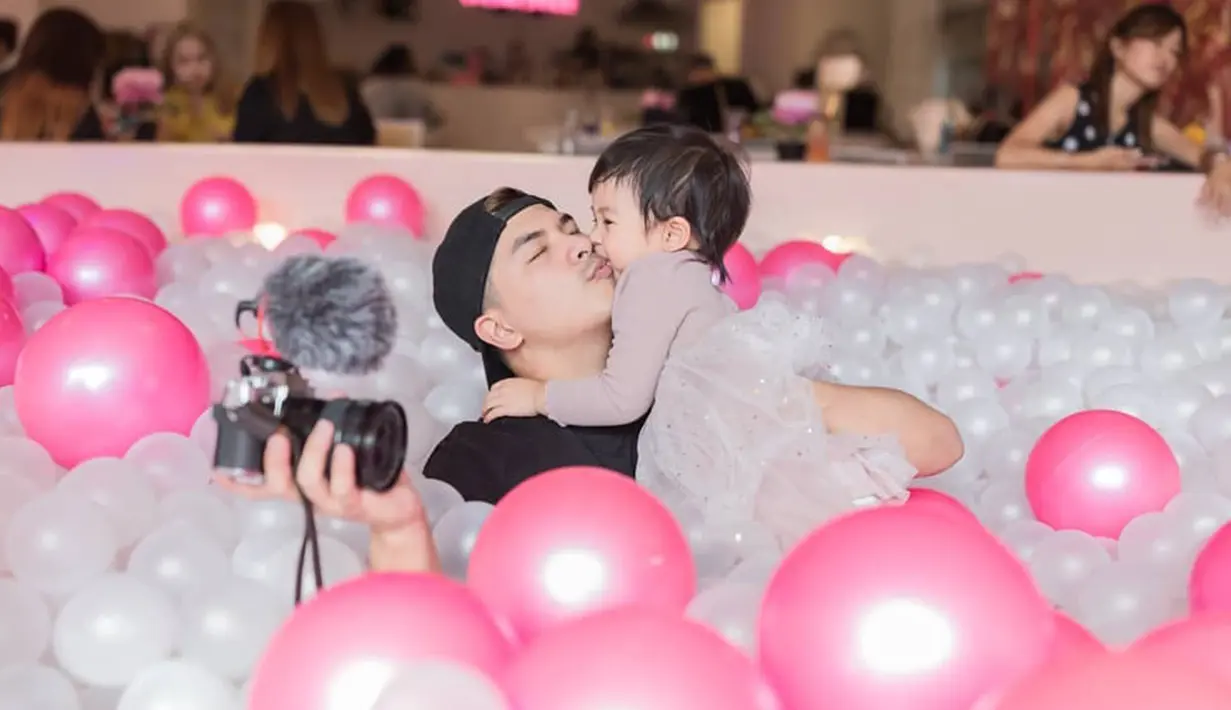 Melalui akun Instagramnya, Glenn Alinskie sering memposting foto bahkan video saat bersama Nastusha. Glenn terlihat lucu saat mengajak Nastusha bermain mandi bola saat liburan di Korea beberapa waktu. (Liputan6.com/IG/@glennalinskie)