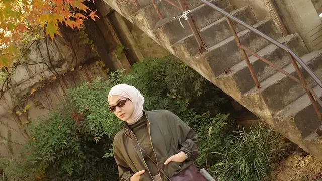 Nina Zatulini Liburan ke Korea Selatan denga gaya layering.  [@ninazatulini22]