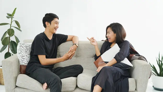 perempuan dan pasangan 4 september di sofa