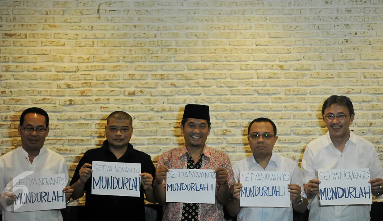 Ki-ka: Sebastian Salang, Romo Benny Susatyo, Ray Rangkuti, Ari Nucahyo dan Jerry Sumampow saat menggelar konferensi pers terkait Setya Novanto, Jakarta, Minggu (29/11/2015). Koalisi Bongkar Mafia Parlemen mendesak Setnov mundur.(Liputan6.com/Johan Tallo) 