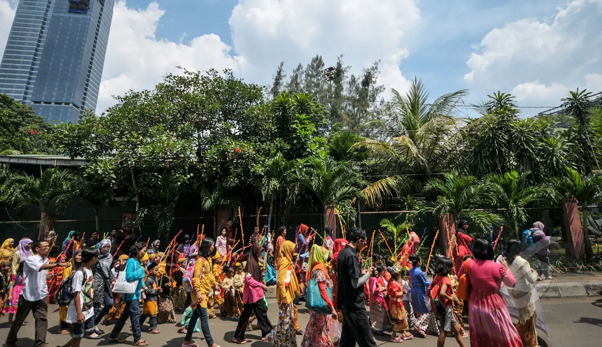Murid-murid TK Sekolah Alternatif untuk Anak Jalanan (SAAJA) berpawai mengenakan pakaian adat di kawasan Kuningan, Jakarta, Selasa (21/4/2015). Kegiatan diikuti 70 an anak kurang mampu dalam rangka peringatan Hari Kartini. (Liputan6.com/Faizal Fanani)