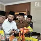 Dirut Bulog Budi Waseso menunjukkan bahan pokok milik Bulog kepada Ketua Umum PBNU Said Aqil Siroj dan Rais Aam PBNU KH Miftachul Akhyar saat peluncuran Rumah Pangan Santri di Gedung PBNU, Jakarta, Rabu (3/10). (Merdeka.com/Iqbal S. Nugroho)