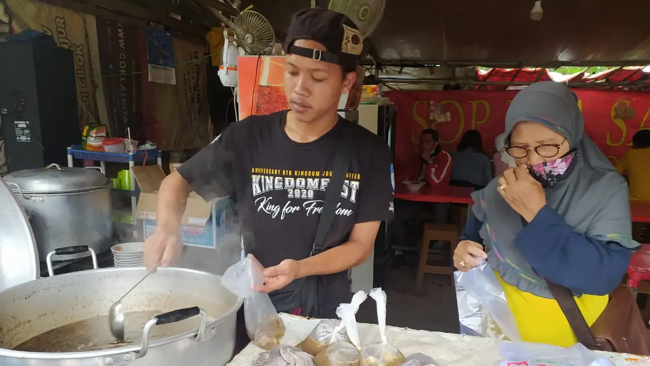 Sop Iga seharga Rp 10 ribu menjadi buruan pengunjung terutama saat libur panjang natal dan tahun baru kali ini.