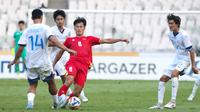 Aksi gelandang Timnas Vietnam U-23, Nguyen Van Truong (merah) saat berlaga melawan Timnas Filipina U-23 dalam laga semifinal Piala AFF U-23 2025 di Stadion Utama Gelora Bung Karno, Jakarta, Jumat (25/7/2025). (Dok. VFF).