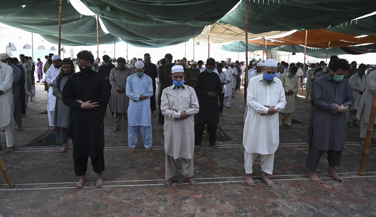 Umat muslim mengenakan masker saat melaksanakan salat Jumat berjemaah selama Ramadan di Masjid Jamia, Rawalpindi, Jumat (1/5/2020). Umat muslim dunia melaksanakan Ramadan tahun ini di tengah pandemi COVID-19. (Aamir QURESHI/AFP)