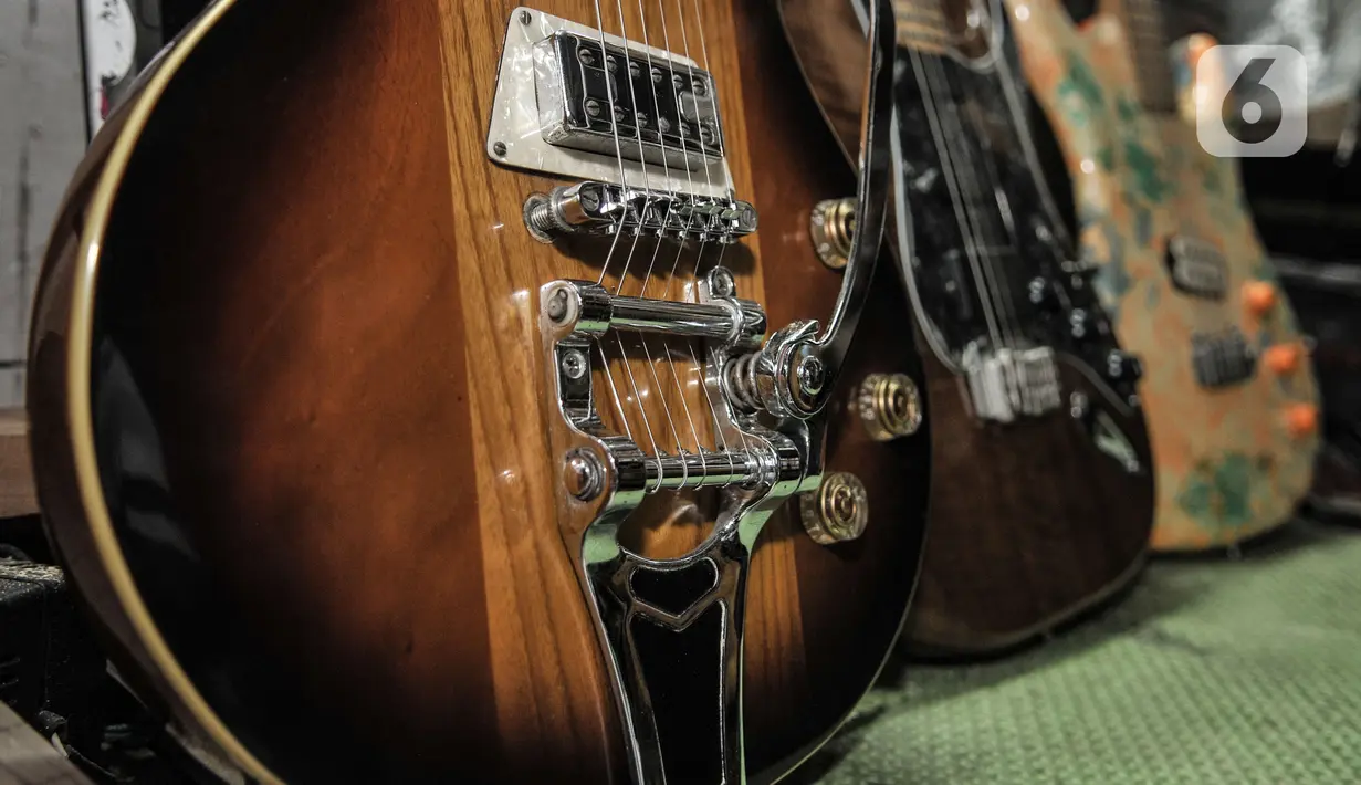Sejumlah model gitar listrik buatan Bone di workshop Bone's Costum Guitar, Jakarta, Rabu (10/3/2021). Untuk pembuatan gitar atau bass costum, Bone membanderol Rp1,5 juta sampai Rp6 juta per buah, tergantung jenis bahan dan model dengan waktu pengerjaan 1-3 bulan. (merdeka.com/Iqbal S Nugroho)