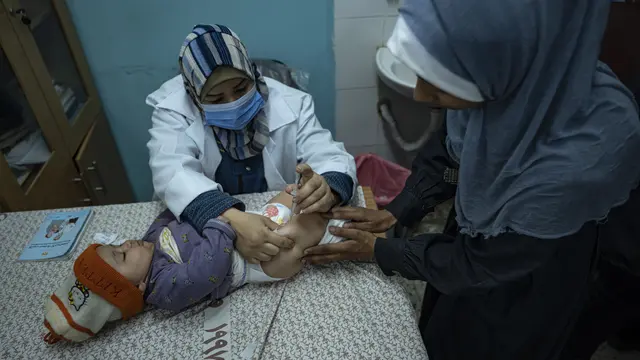 Anak-anak Palestina menerima vaksin pentavalen