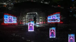 Bintang pop Amerika Serikat Lady Gaga diproyeksikan di layar lebar saat tampil dalam konsernya di pantai Copacabana, Rio de Janeiro, Brasil pada 3 Mei 2025. (Mauro PIMENTEL/AFP)
