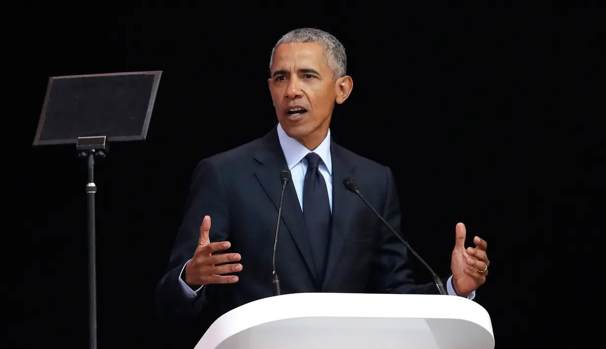 Mantan presiden AS Barack Obama (kanan) berbicara dalam Kuliah Tahunan Nelson Mandela ke-16 di Wanderers Stadium, Johannesburg, Afrika Selatan, Selasa (17/7). Acara ini juga sebagai peringatan HUT ke-100 Nelson Mandela. (AP Photo/Themba Hadebe)