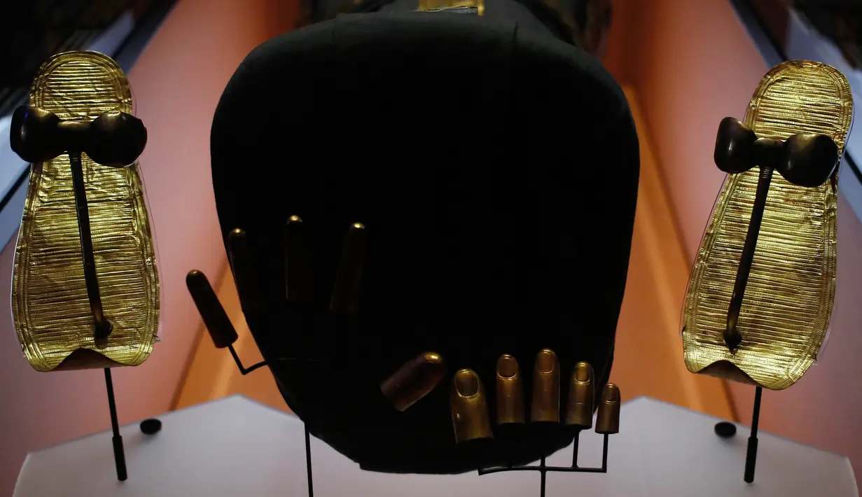 Sandal emas Firaun Tutankhamun dihadirkan dalam pameran di Grande Halle of La Villette, Paris, Prancis, Kamis (21/3). (AP Photo/Francois Mori)
