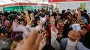 Warga antre untuk membeli di pasar murah Kementerian Perdagangan, Jakarta, Kamis (25/6/2015). Kegiatan ini untuk memudahkan masyarakat mendapatkan kebutuhan pokok dengan harga yang terjangkau selama Ramadan. (Liputan6.com/Faizal Fanani)