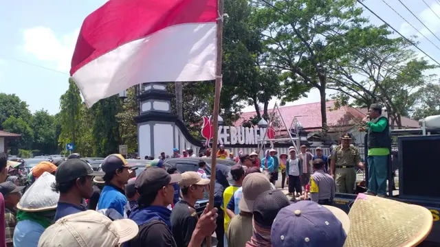 Ilustrasi – Warga Kebumen mengadu kepada Bupati usai bentrok antara TNI dan warga di Urut Sewu. (Foto: Liputan6.com/Widodo Sunu/Muhamad Ridlo)