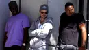 Ayah Justin Bieber, Jeremy Bieber (tengah) tampak ikut menanti anaknya keluar dari penjara. Justin ditangkap karena menyetir mobil dalam keadaan mabuk 23 Januari lalu di kawasan Florida Selatan (REUTERS/Javier Galeano).