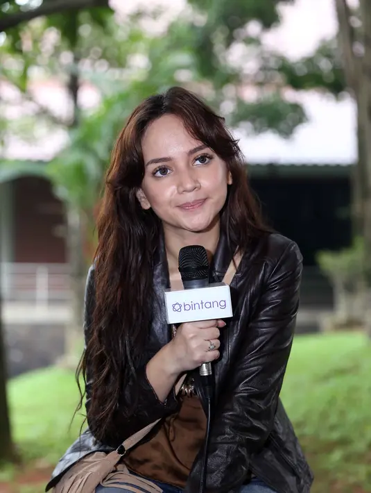  "Tampil tomboy dan feminin tergantung mood. Tapi lebih ke santai sih. Kadang cuek juga," tandas Angelica Simperler. (Nurwahyunan/Bintang.com)