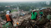 Sejumlah pemulung saat berada ditumpukan sampah di TPA Bantar Gebang, Kota Bekasi, Jawa Barat.  (Liputan6.com/Yoppy Renato)