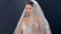 Pesona Kim Yoo Jung Berbalut Gaun Pengantin di Drama Dear X Episode 10