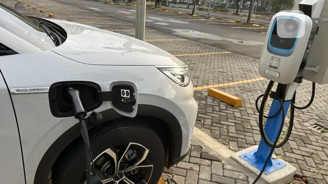 Pengisian daya mobil listrik di SPKLU