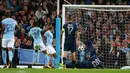 Pemain Manchester City, Raheem Sterling (kedua kiri) merayakan gol ke gawang Napoli dalam lanjutan fase Grup F Liga Champions di Etihad Stadium, Selasa (17/10). The Citizens --sebutan ManCity-- menang tipis 2-1 atas Napoli. (AP Photo/Dave Thompson)