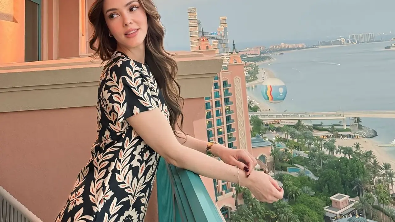 6 Gaya Cathy Sharon Liburan di Dubai, Konsisten dengan Busana Bermotif