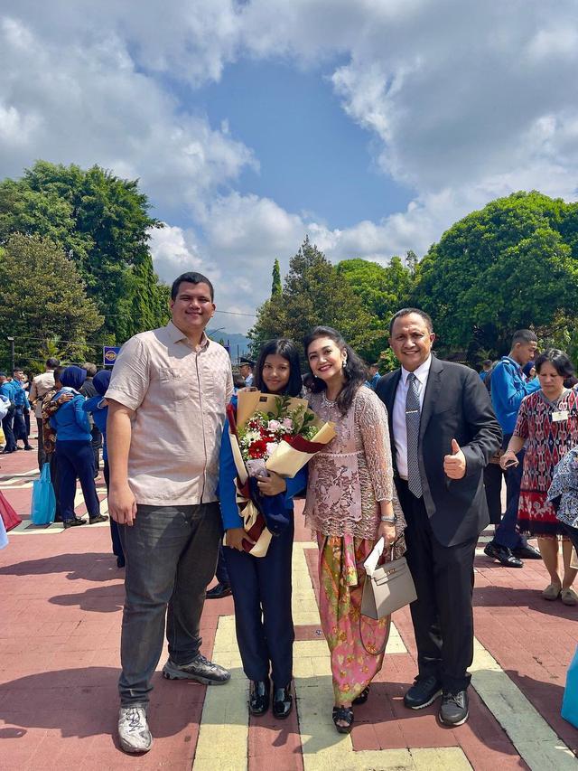 6 Potret Bella Saphira Hadir di Wisuda Putri Sambungnya, Makin Kompak