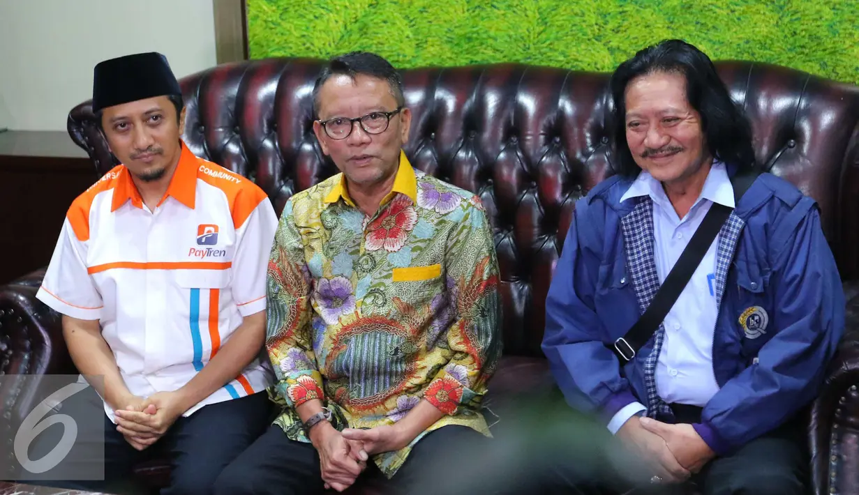 Ustadz Yusuf Mansyur (kiri), Direktur PT Indofood Sukses Makmur Tbk, Fransiscus Welirang (kanan) dan Direktur Jenderal Pajak Ken Dwijugiasteadi memberikan keterangan di Dirjen Pajak, Jakarta, (30/9). (Liputan6.com/Angga Yuniar)