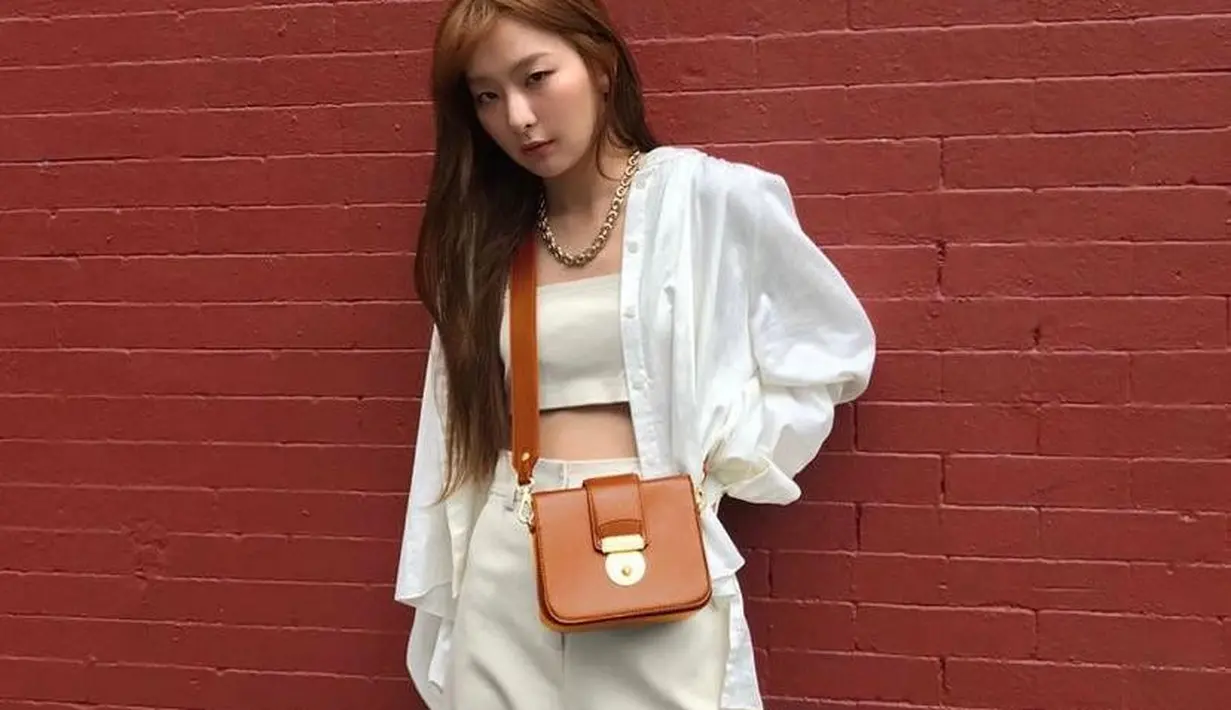 Untuk casual outfit nuansa putih, bisa tiru gaya Seulgi Red Velvet ini. Padukan bra top dengan kemeja dan wide leg pants warna broken white. (Insyagram/hi_sseulgi).