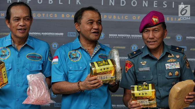 Kepala BNN Inspektur Jenderal Heru Winarko memperlihatkan barang bukti saat konferensi pers kasus tindak pidana narkotika di Jakarta, Jumat (1/2). BNN mengungkap 3 kasus penyelundupan narkotika dari Aceh, Medan dan Bogor. (Liputan6.com/Faizal Fanani)