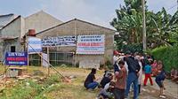 Warga di lingkungan RW3 menolak pembangunan gereja di Kalibaru, Depok. (Dicky Agung).