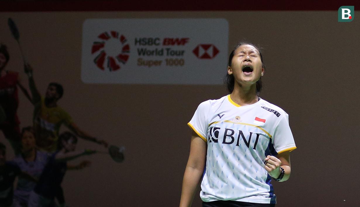 <p>Selebrasi Pebulu tangkis tunggal putri Indonesia, Putri Kusuma Wardani setelah mendapat poin saat menghadapi wakil Amerika Serikat, Iris Wang pada laga babak 32 besar Kejuaraan Bulu Tangkis Indonesia Open 2023 di Istora Senayan, Jakarta, Selasa (13/6/2023). Putri Kusuma Wardani menang rubber game 15-21, 22-20 dan 23-21. (Bola.com/Bagaskara Lazuardi)</p>