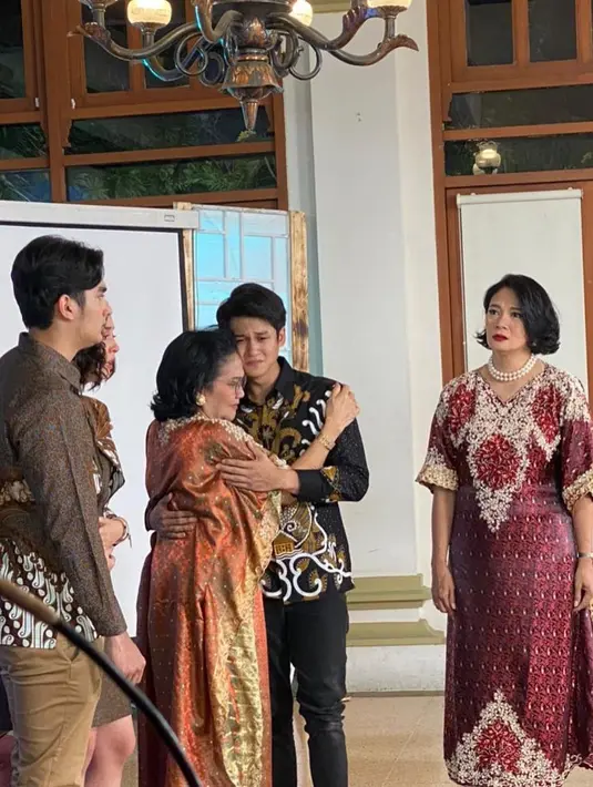 Para pemeran yang terdiri dari artis muda dan senior, sama-sama membawa aura lain saat dengan busana tersebut. Mereka di antaranya Zoe Abbas Jackson, Antonio Blanco Jr., Callista Arum, Rina Hasyim hingga Dian Nitami. (Instagram @bukuharianseorangistri.sctv)
