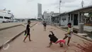 Seorang anak berusaha merebut bola dari temannya saat bermain bola di pelataran Pelabuhan Kali Adem, Muara Angke, Jakarta, Rabu (4/1). Mereka memanfaatkan Kali Adem sebagai arena bermain selama mengisi masa liburan sekolah. (Liputan6.com/Gempur M Surya)
