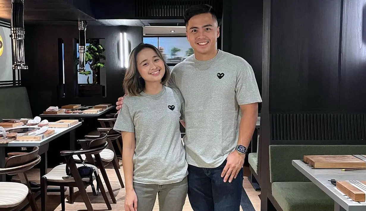 <p>Tampil manis, keduanya mengenakan baju kembar. Atasan abu-abu dipadu dengan celana jeans, Gritte memilih celana yang juga berwarna abu-abu, sedangkan Arif memilih jeans biru. Foto: Instagram.</p>