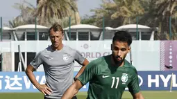 Pelatih Arab Saudi asal Prancis, Herve Renard (kiri) melihat penyerang Saleh Al-Shehri (kanan) mengambil bagian dalam sesi pelatihan di Situs Pelatihan Sealine di Sealine, selatan Doha (21/11/2022). Arab Saudi akan bertanding melawan Argentina pada grup C Piala Dunia 2022 Qatar. (AFP/Khaled Desouki)