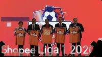 Menpora RI, Zainudin Amali, bersama Ketua PSSI, Mochamad Iriawan, Dirut PT LIB, Cucu Somantri, Direktur Program SCM, Harsiwi Achmad dan Presiden Komisaris SEA Group, Pandu Sjahrir, saat launching Liga 1, Senin, (24/2/2020). (Bola.com/M Iqbal Ichsan)