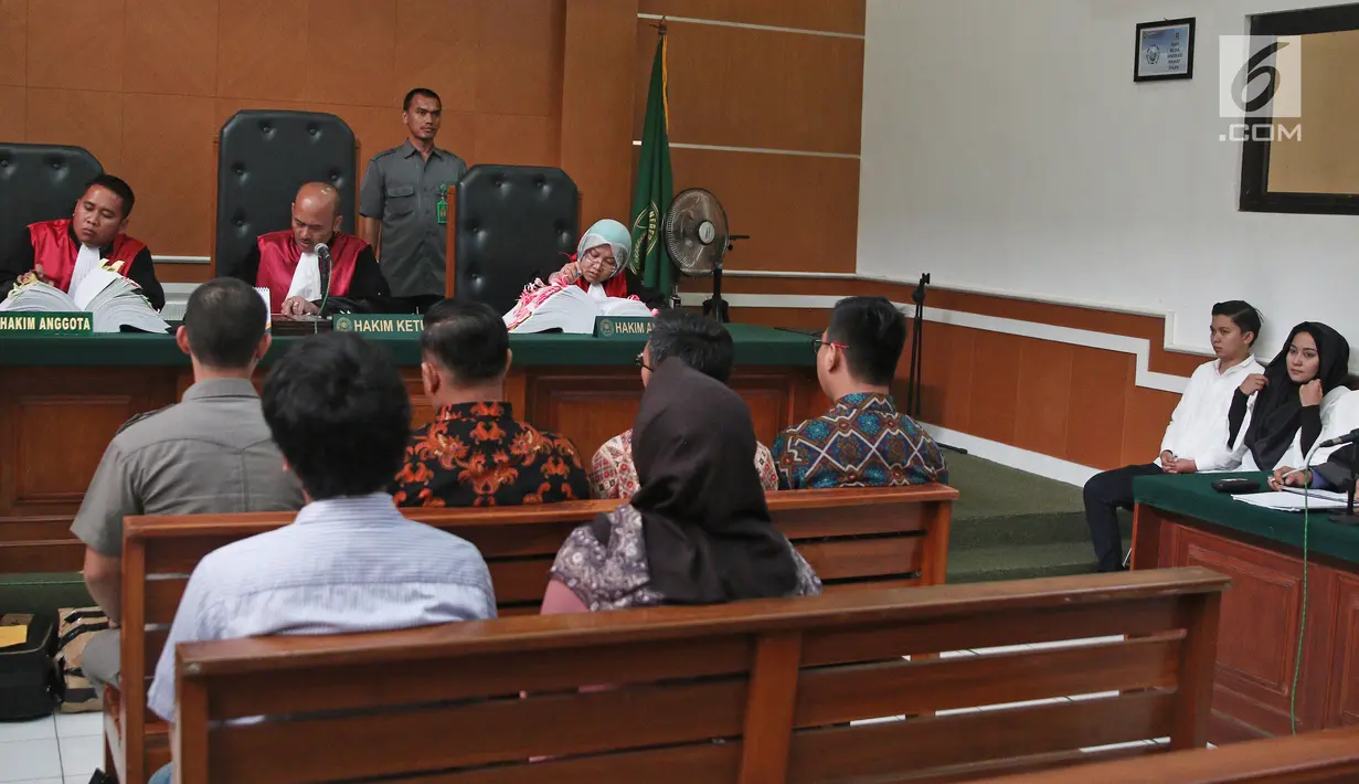Sidang lanjutan kasus penipuan jemaah umrah First Travel kembali digelar di Pengadilan Negeri Depok, Senin (26/3).  Jaksa menghadirkan 12 saksi, salah satunya adik bos First Travel, Andika Surachman, Agus Junaedi. (Liputan6.com/Herman Zakharia)