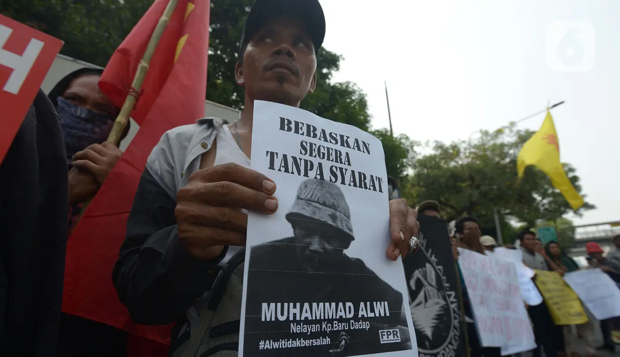 Massa nelayan tradisional teluk Jakarta melakukan aksi di depan Polda Metro Jaya, Jakarta, Rabu (4/12/2019). Aksi ini menuntut kepolisian membebaskan dua orang rekan mereka yang di tahan terkait laporan PT Kukuh Mandiri Lestari atas pemberhentian kapal tongkang Batu Merah. (merdeka.com/Imam Buhori)