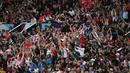 Stadion Old Trafford tercatat dipadati oleh 68.871 penonton untuk menyaksikan partai pembuka UEFA Women's Euro 2022 antara tuan rumah Inggris menghadapi Austria. Jumlah tersebut menjadi rekor baru turnamen empat tahunan yang kini memasuki edisi ke-13. (AFP/Franck Fife)