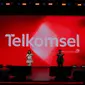 Direktur Utama Telkomsel Hendri Mulya Syam dan Direktur Marketing Telkomsel Rachel Goh mengumumkan logo baru Telkomsel (Foto: Telkomsel).