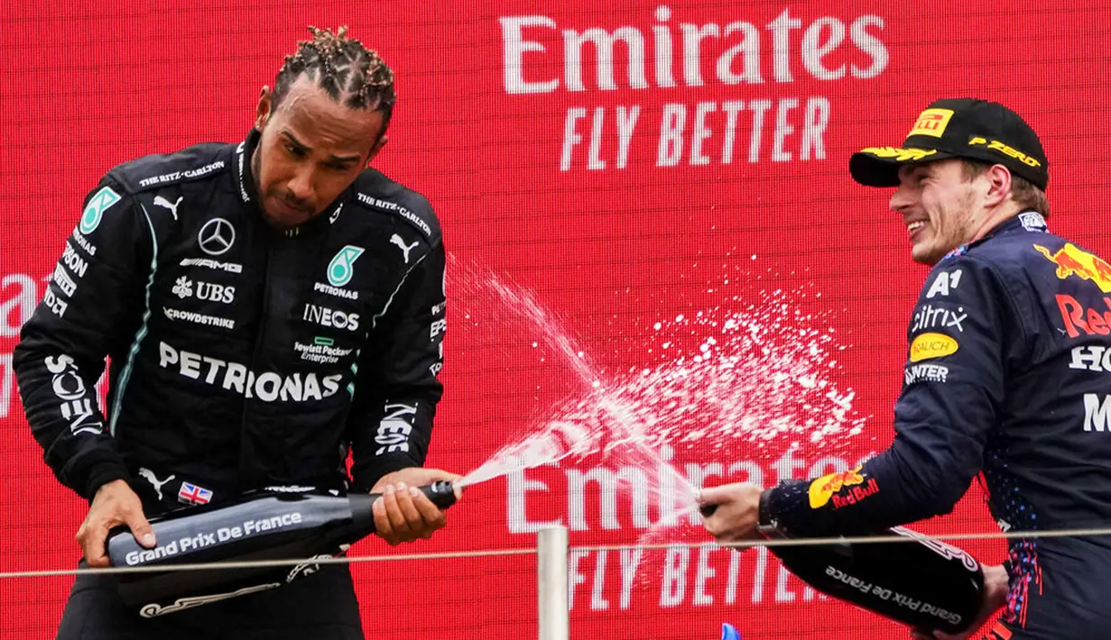 Pembalap Max Verstappen (kanan) melakukan selebrasi bersama Lewis Hamilton usai memenangkan F1 GP Prancis di Sirkuit Paul Ricard, Le Castellet, Prancis, Minggu (20/6/2021). Max Verstappen tercepat di F1 GP Prancis. (Nicolas Tucat/Pool via AP)