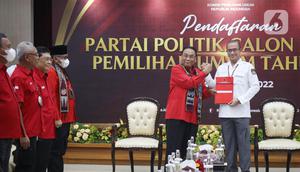 Ketua KPU RI Hasyim Asy'ari menerima berkasdari Ketua DPP PDIP Bidang Pemenangan Pemilu Bambang Wuryanto di Gedung Komisi Pemilihan Umum (KPU) RI, Jakarta, Senin (1/8/2022). Pendaftaran calon partai politik (parpol) peserta Pemilu dimulai tanggal 1 hingga 14 Agustus 2022. Pada hari pertama partai yang mendaftar yakni PDIP, PKS, PKP, Partai Reformasi, Partai Nasdem, Partai Prima, Perindo, dan PBB. (Liputan6.com/Angga Yuniar)
