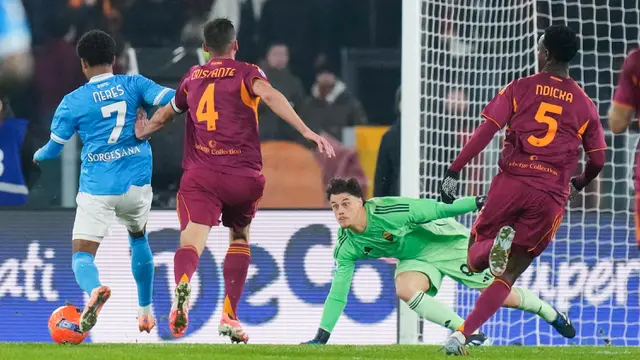 Foto: Tumbangkan AS Roma, Napoli Tempel Ketat AC Milan di Puncak Klasemen Liga Italia