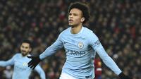 Gelandang Manchester City, Leroy Sane, merayakan gol yang dicetaknya ke gawang Liverpool pada laga Premier League di Stadion Anfield, Liverpool, Minggu (14/1/2018). Liverpool menang 4-3 atas City. (AFP/Oli Scarff)