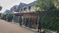 Pengamanan ketat personel Brimob bersenjata lengkap di rumah Ferdy Sambo saat rekonstruksi pembunuhan berencana Brigadir J. (Merdeka.com)