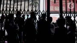 Warga antre menunggu giliran untuk memasuki toko sepeda di Kramat Jati, Jakarta, Minggu (21/6/2020). Dalam sebulan terakhir, penjualan sepeda di Ibu Kota meningkat tajam seiring minat dan tren warga yang melonjak menggunakan transportasi gowes itu di masa pandemi. (merdeka.com/Iqbal Nugroho)