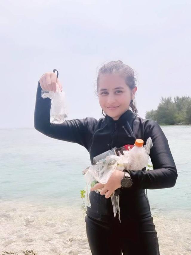 Turut Bersihkan Sampah, Ini 7 Potret Prilly Latuconsina Diving di Pulau Sangiang