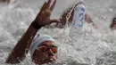 Perenang Spanyol Guillem Pujol melempar botol minuman saat berlaga dalam lomba renang air terbuka nomor 10 km putra di Kejuaraan Renang Dunia di Yeosu, Korea Selatan, Selasa (16/7/2019). (AP Photo/Mark Schiefelbein)