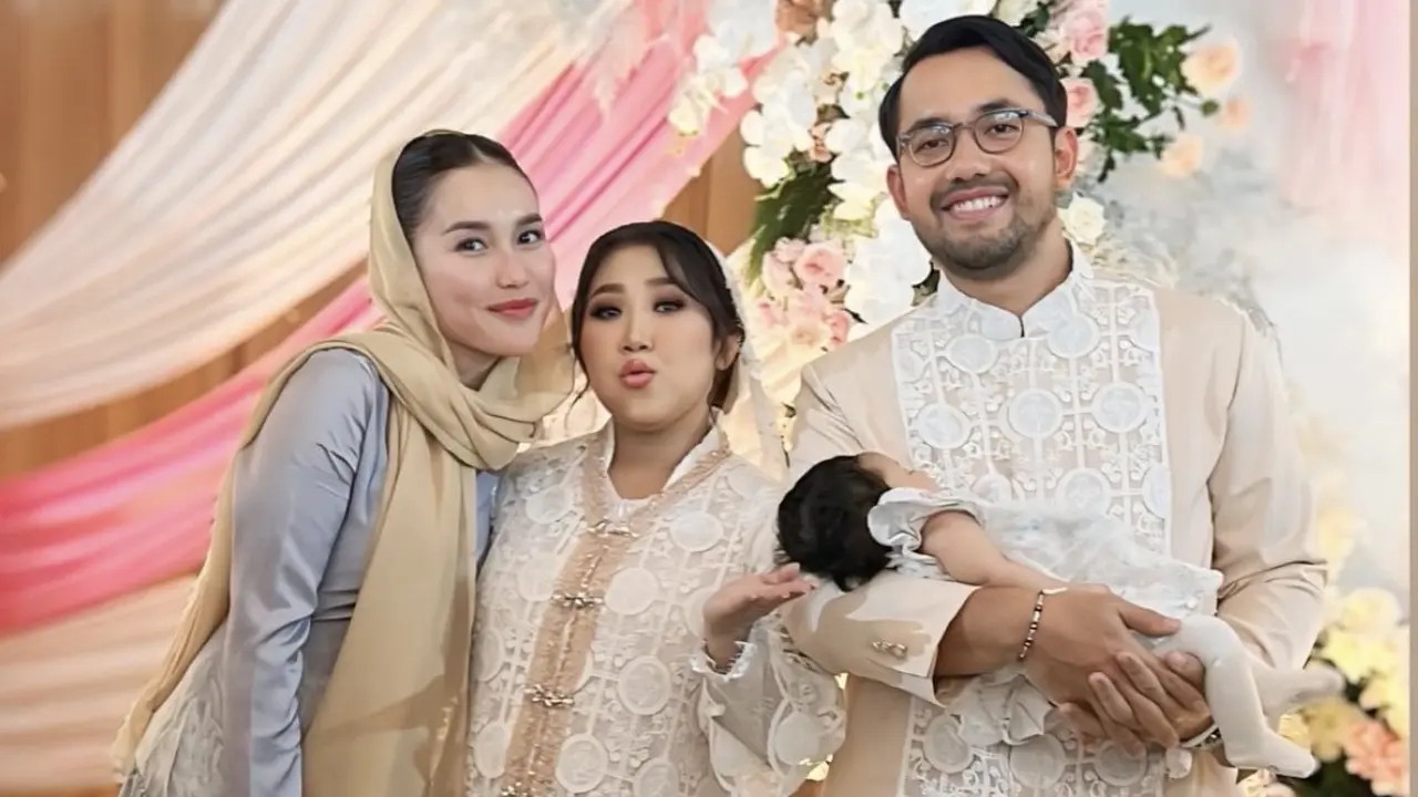 Ayu Ting Ting Dibalut saat Aqiqah Anak Kiky Saputri