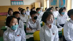 Para siswa yang memakai masker mengikuti kelas di Sekolah Menengah Atas Ryongwang di Pyongyang, Korea Utara, Rabu (3/6/2020). Korea Utara membuka kembali sekolah - sekolah di negara itu pada bulan ini setelah sebelumnya meliburkan karena kekhawatiran penyebaran virus corona. (AP/ Cha Song Ho)
